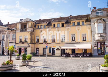 SAMOBOR, CROAZIA-22 maggio 2022: Il centro della città di Samobor, con la sua chiesa sullo sfondo, è un'attrazione turistica a causa di un castello in rovina su un Foto Stock