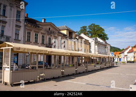 SAMOBOR, CROAZIA-22 maggio 2022: Il centro della città di Samobor, con la sua chiesa sullo sfondo, è un'attrazione turistica a causa di un castello in rovina su un Foto Stock