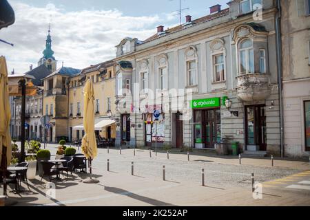 SAMOBOR, CROAZIA-22 maggio 2022: Il centro della città di Samobor, con la sua chiesa sullo sfondo, è un'attrazione turistica a causa di un castello in rovina su un Foto Stock