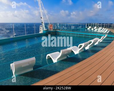 Miami, USA - 4 maggio 2022: La tranquilla zona piscina per adulti presso la nuova nave da crociera o la nuova nave ammiraglia di MSC Seashore, la più grande nave da crociera costruita a Ital Foto Stock