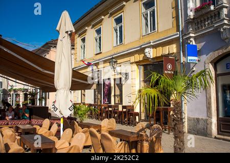 SAMOBOR, CROAZIA-22 maggio 2022: Il centro della città di Samobor, con la sua chiesa sullo sfondo, è un'attrazione turistica a causa di un castello in rovina su un Foto Stock