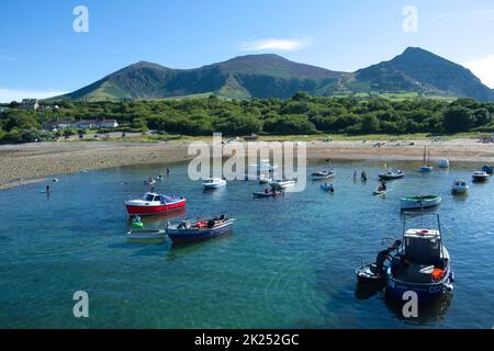 Trefor, Galles - Gran Bretagna - Agosto 9 2012 : Mare britannico, Un piccolo villaggio sulla penisola gallese di Llyn, scena della spiaggia, paesaggio estivo tranquillo. Piccolo Foto Stock