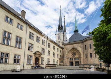 Lussemburgo, maggio 2022. Vista dell'ingresso laterale della Cattedrale di Notre-Dame nel centro della città Foto Stock