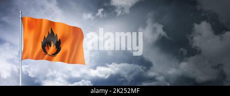 Flag icona infiammabile su un cielo nuvoloso, rappresentazione tridimensionale Foto Stock