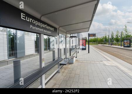 Lussemburgo, maggio 2022. Una vista sul segno della fermata del tram Europaparlamento nel centro della città Foto Stock