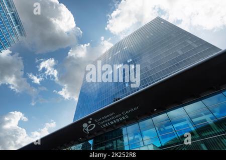 Lussemburgo, maggio 2022. Vista esterna dell'edificio del Centro Congressi europeo nel centro della città Foto Stock