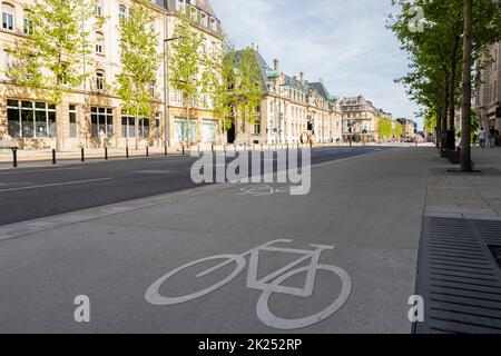 Lussemburgo città, maggio 2022. Il cartello su una pista ciclabile in una strada del centro città Foto Stock