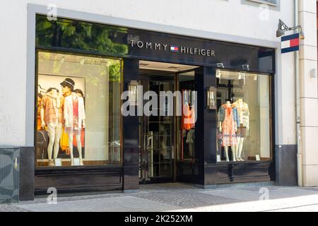 Lussemburgo, maggio 2022. L'insegna all'aperto del negozio del marchio Tommy Hilfiger nel centro della città Foto Stock