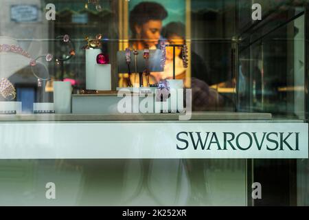 Lussemburgo, maggio 2022. L'insegna all'aperto del negozio Swarovski nel centro della città Foto Stock