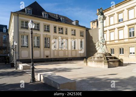 Lussemburgo, maggio 2022. Monumento a Dicks e Lentz nella piazza Jan Palach nel centro della città Foto Stock