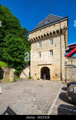 Lussemburgo, 2022 maggio. Vista della porta medievale Eich nel centro della città Foto Stock
