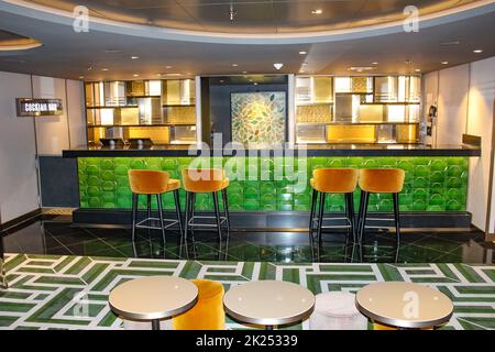 Miami, USA - 29 aprile 2022: Interno del bar nella nuova nave da crociera AT o nuova nave ammiraglia di MSC Seashore, la più grande nave da crociera costruita in Italia. Foto Stock