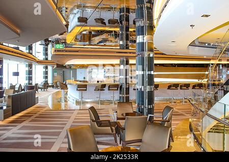 Miami, USA - 29 aprile 2022: Interno dell'Atrium nella nuova nave da crociera AT o nuova nave ammiraglia di MSC Seashore, la più grande nave da crociera costruita in Italia. Foto Stock