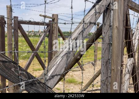 Majdanek; Lublino; Polonia - 25 maggio 2022: Campo di concentramento e sterminio di Majdanek (Konzentrationslager Lublino), vista della recinzione di filo spinato. Wa Foto Stock