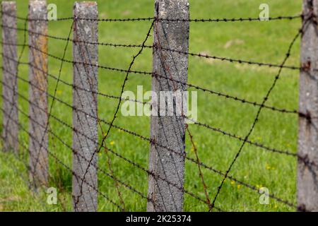 Majdanek; Lublino; Polonia - 25 maggio 2022: Campo di concentramento e sterminio di Majdanek (Konzentrationslager Lublino), vista della recinzione di filo spinato. Wa Foto Stock