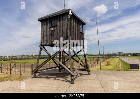 Majdanek; Lublino; Polonia - 25 maggio 2022: Campo di concentramento e sterminio di Majdanek (Konzentrationslager Lublino), vista della torre della guardia di legno e b Foto Stock