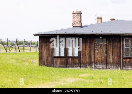 Majdanek; Lublino; Polonia - 25 maggio 2022: Campo di concentramento e sterminio di Majdanek (Konzentrationslager Lublino), vista della baracca di legno e della barbe Foto Stock