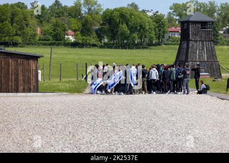 Majdanek; Lublino; Polonia - 25 maggio 2022: Un gruppo di turisti ebrei nel campo di concentramento e sterminio nazista di Majdanek ( Konzentrationslager Lu Foto Stock