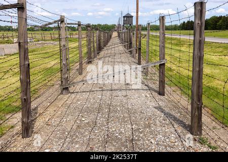 Majdanek; Lublino; Polonia - 25 maggio 2022: Campo di concentramento e sterminio di Majdanek (Konzentrationslager Lublino), vista della recinzione di filo spinato e wa Foto Stock