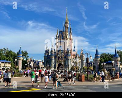 Bay Lake, FL USA - 14 settembre 2022: Vista su strada dei turisti che camminano lungo la strada principale USA al magico parco del regno con il castello di cenerentola Foto Stock