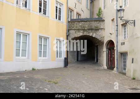 Lussemburgo città, maggio 2022. I passaggi tra le vecchie case del centro della città Foto Stock