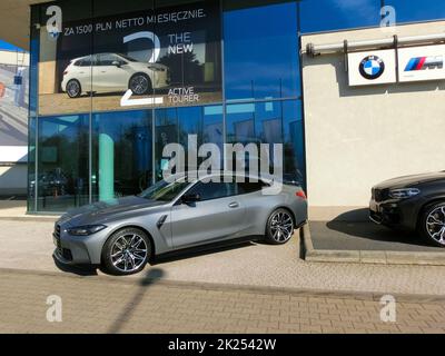 Wroclaw, Polonia - 18 aprile 2022: Concessionaria BMW con vetture parcheggiate sul piazzale. Foto Stock