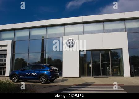 Wroclaw, Polonia - 18 aprile 2022: Primo piano del logo Volkswagen sullo sfondo blu del cielo. Il centro di concessionaria del negozio di auto.l'azienda è di proprietà di Foto Stock