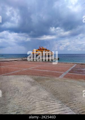 Cozumel, Messico - 04 maggio 2022: Traghetto Ultramar chiamato Mixcoatl al largo della costa di Cozumel, Messico Foto Stock