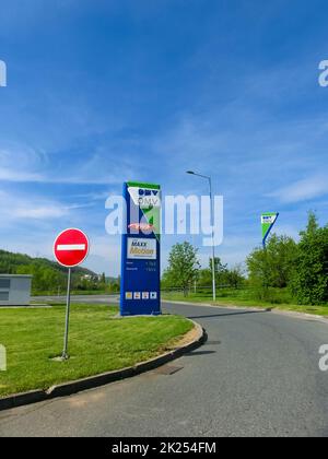 Praga, ceco - 11 maggio 2022: Il panel con la pubblicità della stazione di servizio OMV. Foto Stock