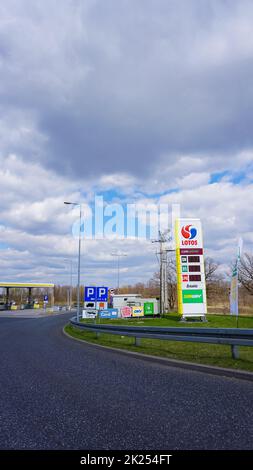 Wroclaw, Polonia - 18 aprile 2022: Stazione di servizio Lotos Foto Stock