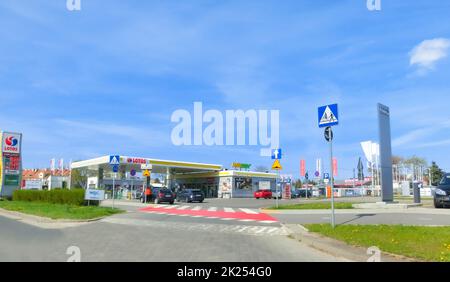 Wroclaw, Polonia - 18 aprile 2022: Stazione di servizio Lotos Foto Stock