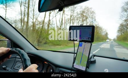 Wroclaw, Polonia - 17 aprile 2022: Primo piano sull'utilizzo della navigazione GPS all'interno dell'auto Foto Stock