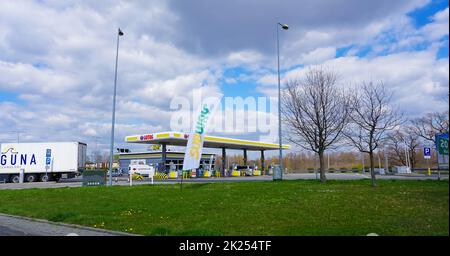 Wroclaw, Polonia - 18 aprile 2022: Stazione di servizio Lotos Foto Stock