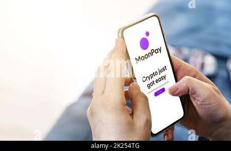 Londra, UK, maggio 2022: Donna che tiene un telefono con l'applicazione mobile Moonpay sullo schermo. MoonPay è un'azienda di tecnologia finanziaria che costruisce i pagamenti Foto Stock