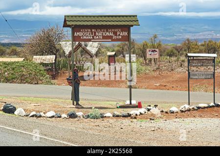 Parco Nazionale di Amboseli, Kenya - 28 ottobre 28 2017: Ingresso al Parco di Amboseli. Porta Kimana Foto Stock