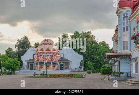 Kolomia, Ucraina 10.07.2021. Il museo di Pysanka a Kolomia, Ucraina, in una giornata estiva nuvolosa Foto Stock