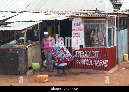 Kenya, campagna - 28 ottobre 2017: Mercato locale nella campagna keniota Foto Stock