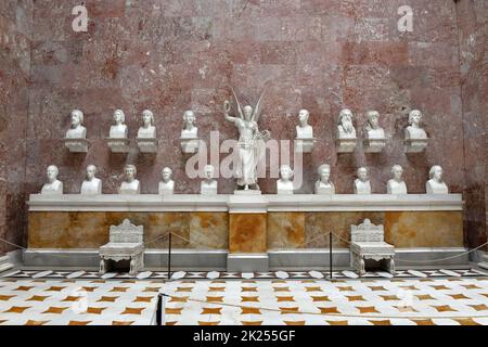 Gedenkstätte Walhalla in Bayern mit Marmorbüsten bdeutender deutscher Persönlichkeiten - Walhalla memoriale in Baviera con busti di marmo di importante Foto Stock