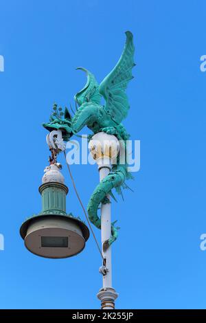 Copenaghen; Danimarca - 22 giugno 2019 : Dragon Street Light nella zona del lungomare Nordre Toldbod vicino ai padiglioni reali Foto Stock