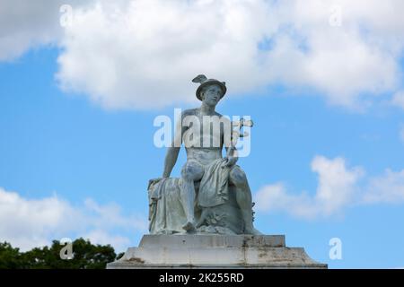 Copenaghen; Danimarca - 22 giugno 2019 : Statua in cima alla vecchia porta del Freeport nella zona del lungomare Nordre Toldbod Foto Stock