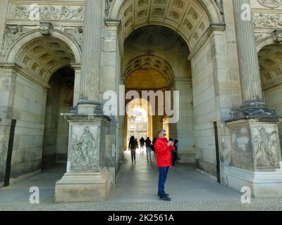 Dresda, Germania - 18 aprile 2022: Tre archi in pietra come parte dell'ingresso del complesso del museo Zwinger con ornamenti barocchi, decorazioni vintage, scultura Foto Stock