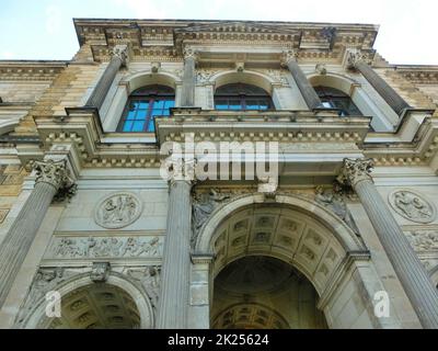 Dresda, Germania - 18 aprile 2022: Tre archi in pietra come parte dell'ingresso del complesso del museo Zwinger con ornamenti barocchi, decorazioni vintage, scultura Foto Stock