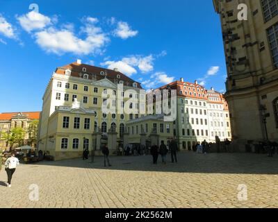 Dresda, Germania - 18 aprile 2022: Nuova piazza del mercato (Neumarkt) e Coselpalais, Frauenkirche (Chiesa di nostra Signora) Foto Stock