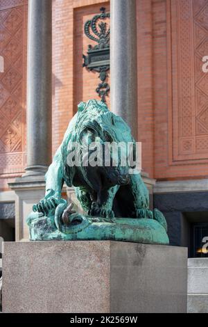 Copenaghen; Danimarca - 22 giugno 2019 : Municipio di Copenaghen, scultura in bronzo del leone di fronte all'edificio del museo d'arte Foto Stock