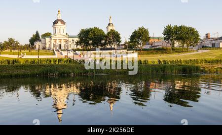 Kolomna, Russia - 9 giugno 2022: Vista della Chiesa di Michael Archangel sulla riva del fiume Kolomenka nella città vecchia di Kolomna in serata estiva Foto Stock