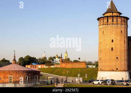 Kolomna, Russia - 9 giugno 2022: Torre Marinkina , parcheggio auto e chiese e cattedrale nell'antico Cremlino di Kolomna nella città vecchia di Kolomna ai soli estivi Foto Stock