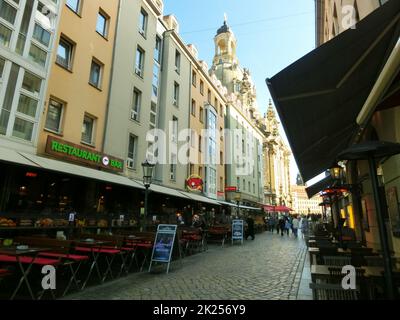 Dresda, Germania - 18 aprile 2022: Vista su Muenzgasse Frauenkirche Foto Stock