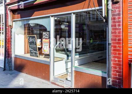 Un negozio vuoto per lasciare come negozi di alta strada lotta per rimanere in affari, Crouch End, Londra, Regno Unito Foto Stock