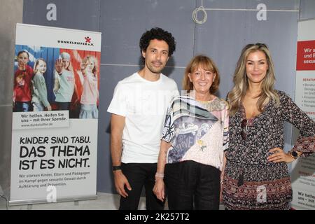 Boris Entrup, vera Falck, Yasmina filali, Sneak Peak auf der Baustelle Dunkelziffer, Amburgo, 22.06.2022 Foto Stock