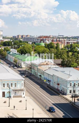 Kolomna, Russia - 10 giugno 2022: Sopra la vista della strada della Rivoluzione d'Ottobre nella città vecchia di Kolomna il giorno d'estate dalla chiesa campanile di San Giovanni l'Evang Foto Stock